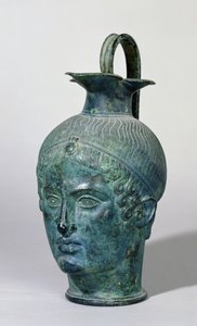 Oinochoe en forma de cabeza de un joven, conocida como la 